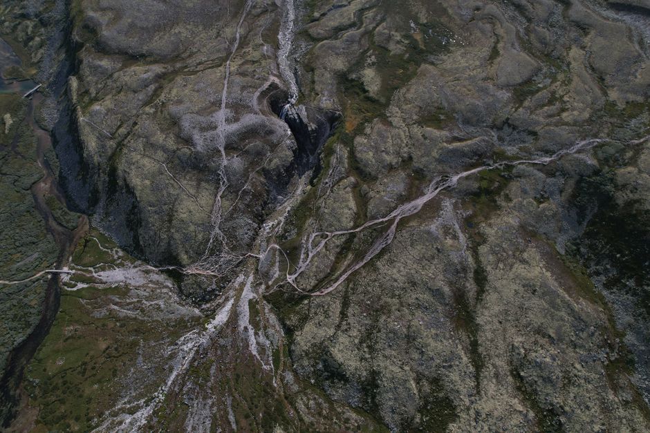 Building Worlds Without Info-Dumps: The Quiet Art of Environmental Storytelling
